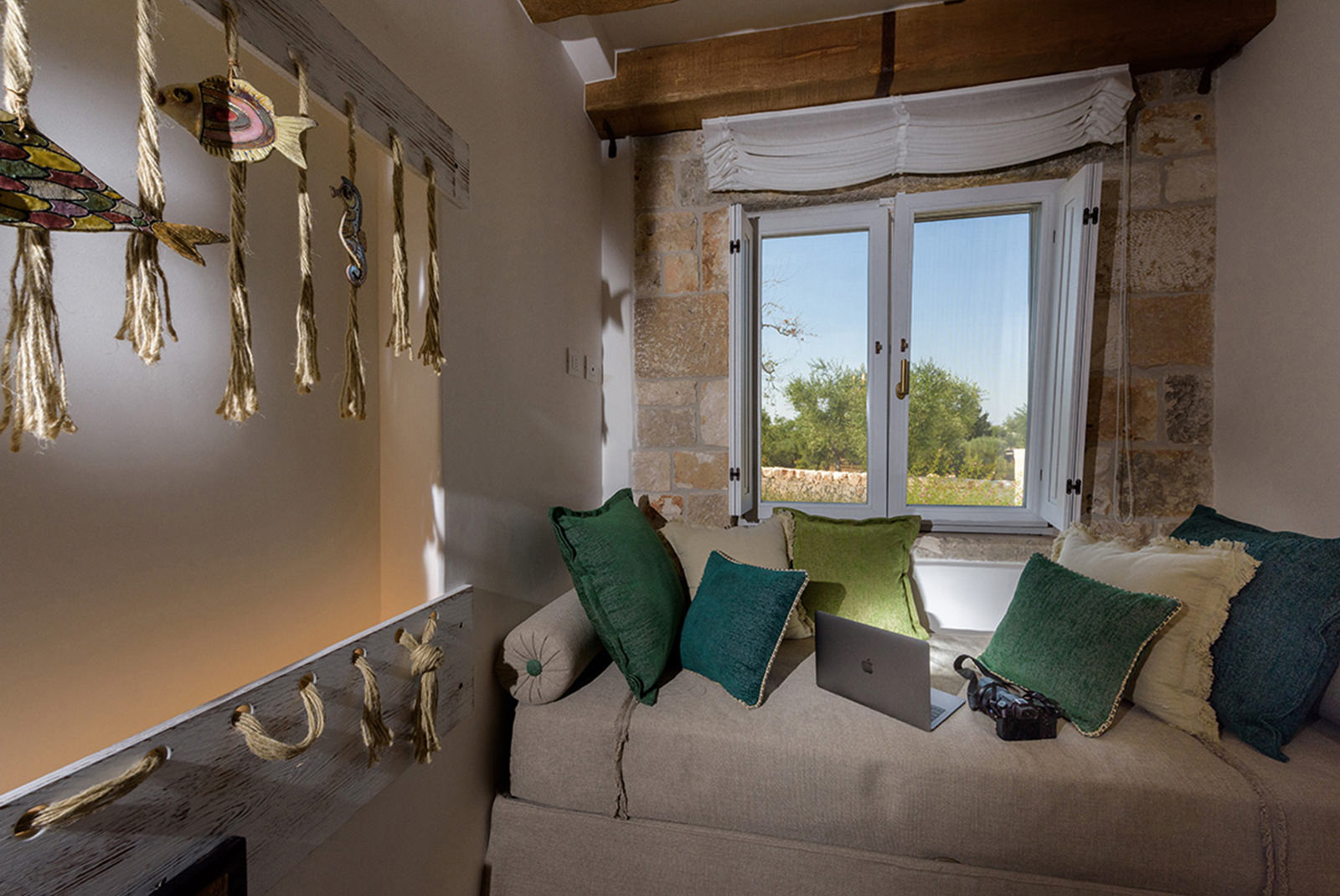 camera deluxe divano atena puglia