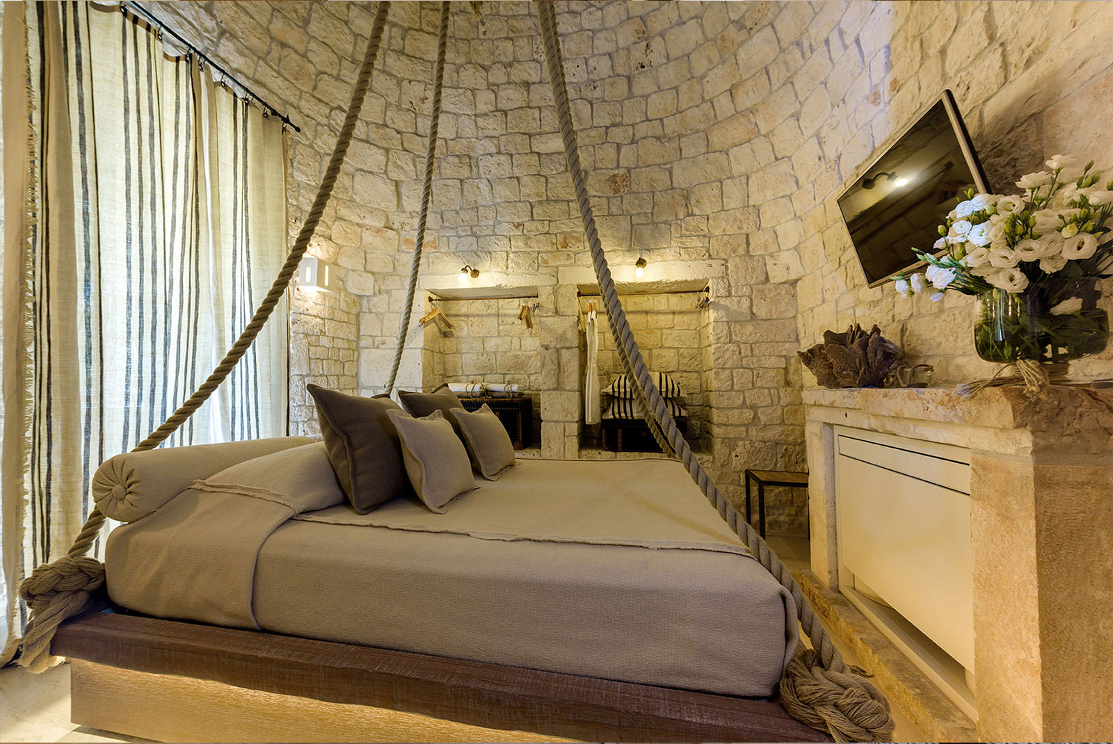 letto king size tv salellitare cassaforte