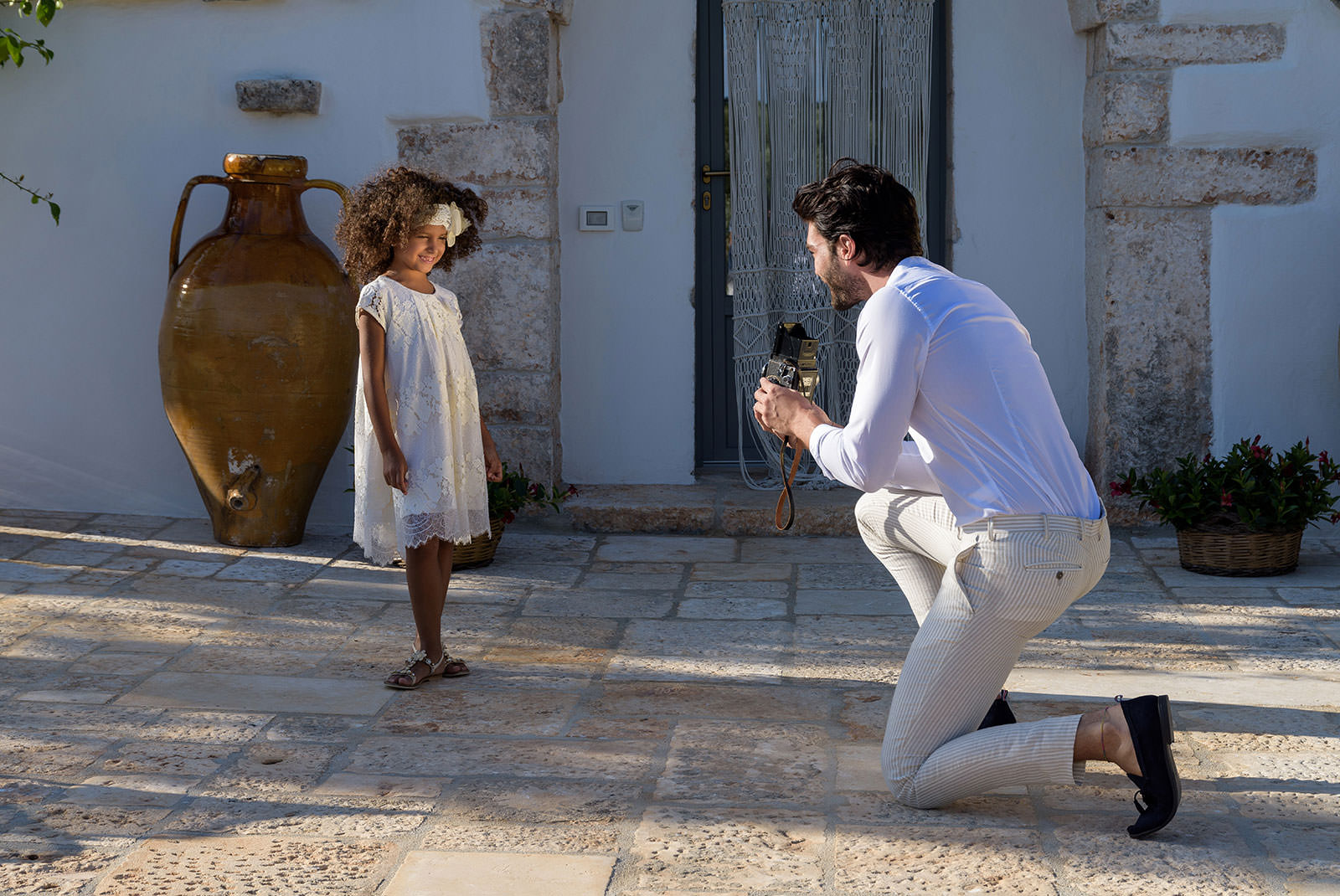 Lifestyle Trullo Atena Case di Fiaba foto bambina puglia villa lusso